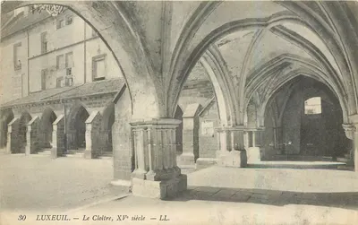 LUXEUIL — O Claustro, século XV — LL.