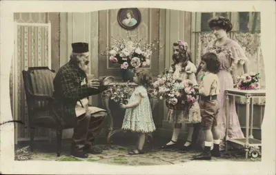 Família oferecendo flores a um homem idoso — Sèvres — Fot. Lajerac, n° 1-655