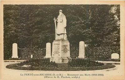 La FERTÉ-sous-JOUARRE (S.-et-M.) — Monumento aos Mortos (1914-1918) — (Obra de H. Pinchon, escultor)