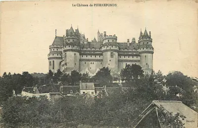O Castelo de PIERREFONDS — vista panorâmica — editor Decellis