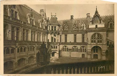 Castelo de Pierrefonds — A Cour d'Honneur — Edição La Douce France