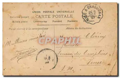 Mulher em vestido de estilo Art Nouveau segurando um buquê — diante de uma porta de pedra e trepadeiras — editada por Jernam, n° 1857 — Verso