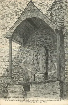 Castelo de Châteaubriant (Loire-Inf.) — Igreja de São João de Béré — Altar externo do Deus da Misericórdia