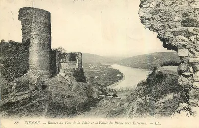 Ruínas do Forte de la Bâtie e a Vale do Ródano perto de Estressin — Vienne — LL. — n°88