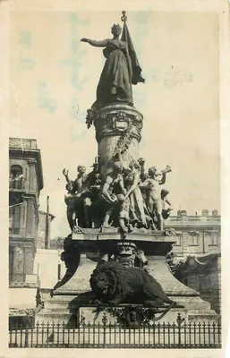 Estátua do Centenário — Avignon (Vaucluse) — editor não visível