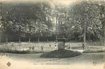 Néris-les-Bains, as Arênes — estátua no meio de um parque — Allier 156