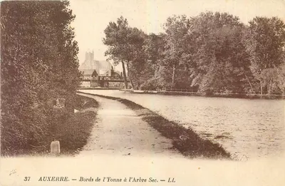 Auxerre — Margens do rio Yonne no Arbre Sec — LL