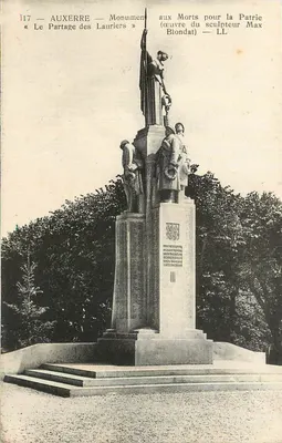 Auxerre — Monumento aos Mortos pela Pátria « O Partilhamento dos Laureis » — obra do escultor Max Blondat — LL