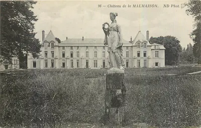Castelo de la MALMAISON — vista com estátua — ND Phot.