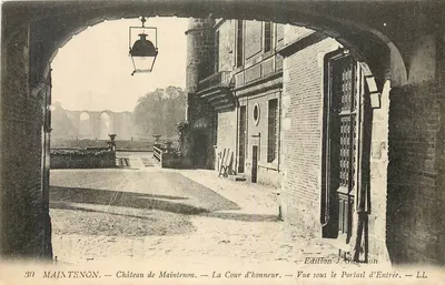 Maintenon — Castelo de Maintenon — A Cour d'honneur — Visão sob o Portal de Entrada — Edição J. Gageon — n°30