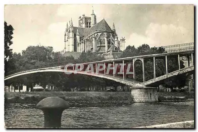 AUXERRE (Yonne) — A Catedral, vista dos margens do rio Yonne — Éditions VILATAT
