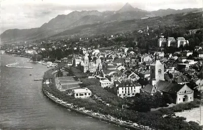 Évian-les-Bains — Vista geral aérea e a Dent d'Oche (2.225 m.) — J. Cellard, Lyon