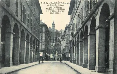 Chambéry (Savoie) — Rue de Boigne, Os Porticos, Castelo dos Ducs de Savoie (século XI) — Foto Grimal, Chambéry, n°4135