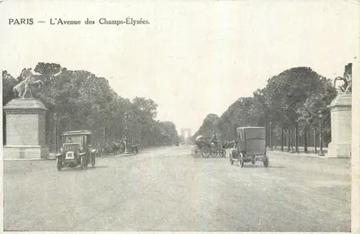 Paris — A Avenida dos Campos Elísios — vista panorâmica com veículos automóveis e carruagens