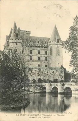 La Rochefoucauld (Charente) — Castelo junto ao rio — ND Phot
