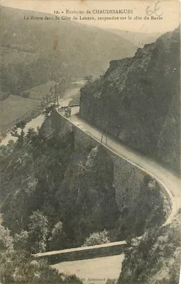 Aproximadamente CHAUDESAIGUES — A Estrada na Côte de Laneau, suspensa ao lado do Ravin — Edit. Jacquemot Gast