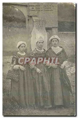 A Normandia — "Bilhete postal antigo" — Meninas em Passeio — Tipos e Trajes — n°62