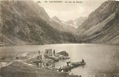 Cauterets - O Lago de Gaube — vista do lago cercado por montanhas com várias pessoas e uma barca — n° 70