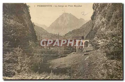 Pierrefitte - A Garganta no Ponte Meyabat — vista da garganta com uma ponte e montanhas no fundo