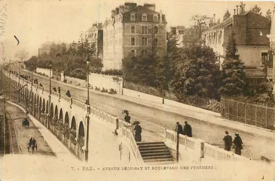 Pau - Avenida Léon-Say e Boulevard des Pyrénées — vista urbana com passarela e pedestres