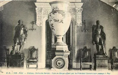 Pau - Castelo, Sala das Guardas - Vaso de Sèvres oferecido pelo Presidente Carnot durante sua passagem por Pau