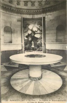 Rambouillet — O Parque — A Laticínio de Marie-Antoinette — A Mesa de Mármore — LL