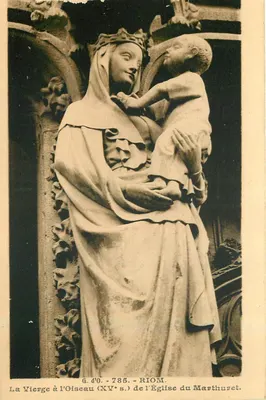 A Virgem com o Pássaro — estátua do século XV — da Igreja do Marthuret, Riom