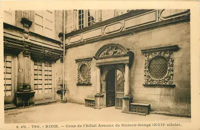 Cour da Hôtel Arnoux de Maison-Rouge (século XVII) — Riom — G. d'O. — n° 790
