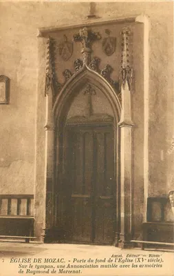 Igreja de Mozac — Porta do fundo da igreja (século XV) com tympano mutilado e armas de Raymond de Marcenat