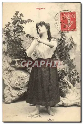 Mignnon — jovem mulher em vestido escuro — editor Mignnon