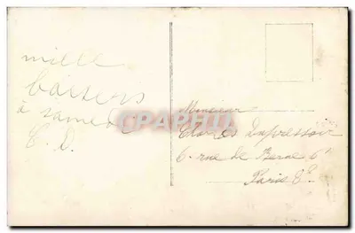 Dwa dzieci z zabawkami obok samochodu — scenka zimowa — wydawca nieznany, nr 913 — Rewers