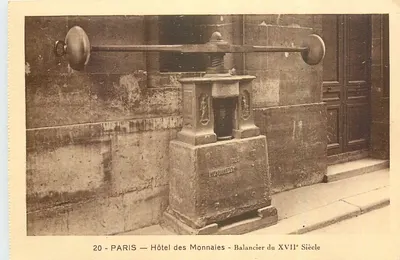 Paris — Hotel das Moedas — Balançador do Século XVII