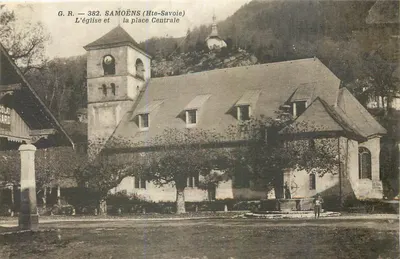 Samoëns (Haute-Savoie) — A Igreja e a Praça Central — G. R. n° 382