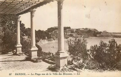 Bandol — A Praia vista da Villa das Mimosa — LL