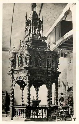 Guimiliau (Finistère) — Interior da Igreja — O batistério de carvalho esculpido séc. XVII — Éditions d'Art, Paris