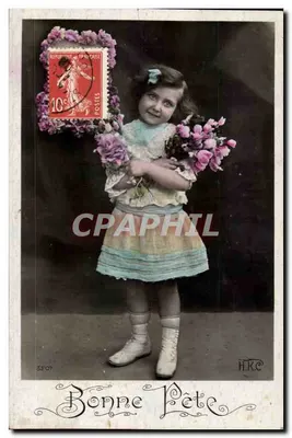 Menina com vestido de mangas largas — segurando um buquê de flores — H.K.E. (H. K. E.)
