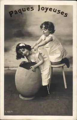 Dois crianças brincando com um grande ovo de Páscoa — Feliz Páscoa — C. 120/5.
