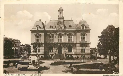 Tarbes (Htes-Pyr.) — La Mairie — Combier Imp. Macon