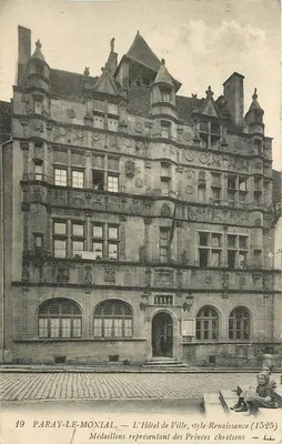 Paray-le-Monial — O Hotel de Ville, estilo Renascentista (1525) — LL