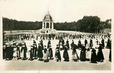 Procissão diante do Monumento aos Mortos — Sainte-Anne-d'Auray — Laurent-Neel Rennes