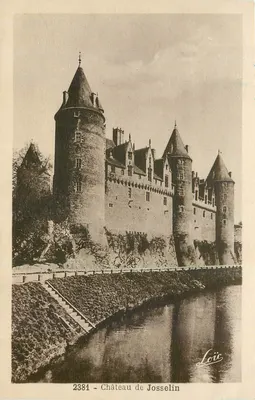 Castelo de Josselin — vista do castelo com torre central e muralhas — editor Loïc, n° 2381