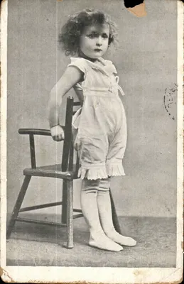 एक छोटी लड़की कम्बिनेशन में - स्टूडियो - पेरिस, 1907