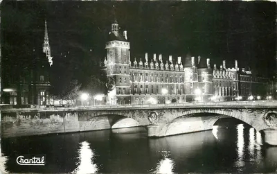 Paris — A Conciergerie iluminada — Chantal