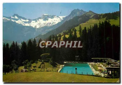 Piscina de verão em Adelboden — montanhas nevadas no fundo — Foto Photo Klopfenstein, Adelboden