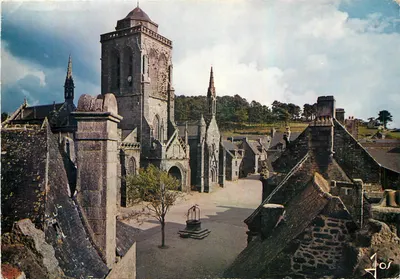 Locronan (Finistère) — Igreja do século XV e antigas casas dos tecelões — Éditions Jos