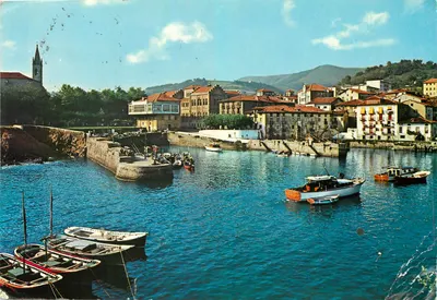 Mundaca (Vizcaya) — Porto de pesca com igreja e montanhas — Exclusivas San Cayetano