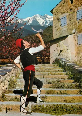 Jovem Catalão bebendo no "Porro" — No fundo: o Canigou (Alt. 2785 m.) — Edição e Cliché Paul Goudin, 66120 Font-Romeu