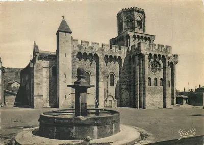 Royat — A Igreja Fortificada — J. Gottiéfanges (P.-de-D.)