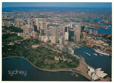 Sydney — vista aérea da cidade com o Opéra e o porto — Design: Suzie Bartel, Fotografia: Tom O'Flynn