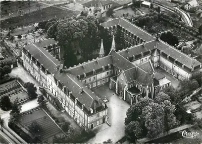Casa-Mãe das Irmãs da Caridade de Nevers — Convento Saint-Gildard — Edições Aériennes MACON